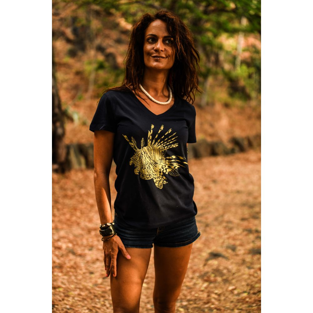 TEE-SHIRT COL V / EVOKER / FRENCH NAVY / OR / POISSON LION