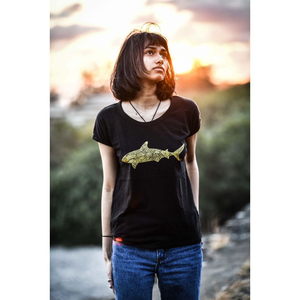 TEE-SHIRT / ROUNDER SLUB / BLACK / OR / REQUIN MANDALA